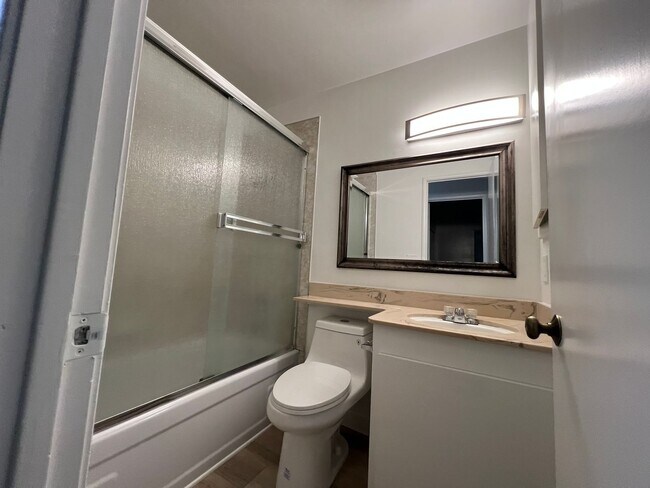 Building Photo - 3 Bed 2.5 Bath Townhouse