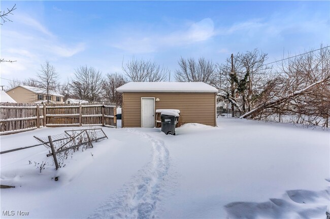 Building Photo - 369 E 232nd St