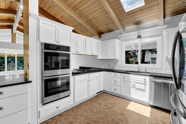 Building Photo - 505 River Valley Rd NW