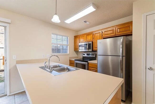 Building Photo - 410 SE J St