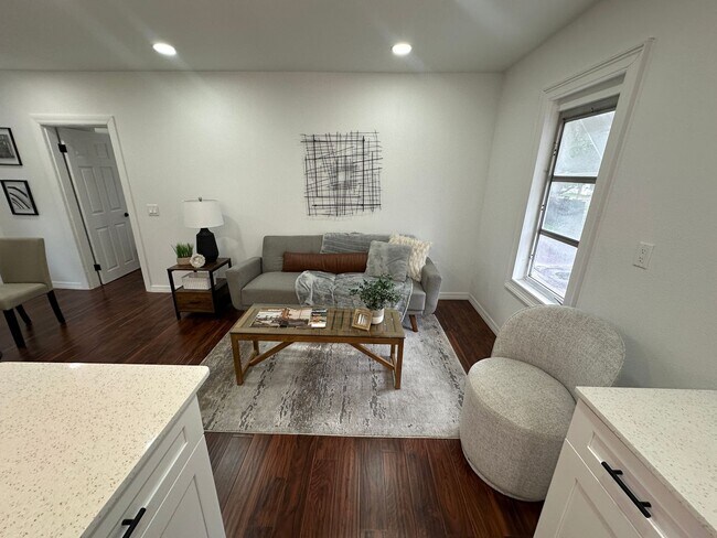Building Photo - 1 Bed - 1 Bath - Great Location