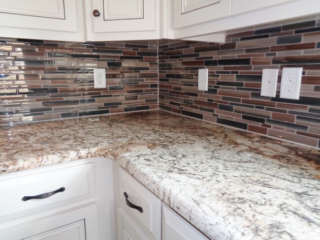 Building Photo - Spacious 4BR Home with Open Split Floor Plan, Granite Kitchen & Fenced Yard