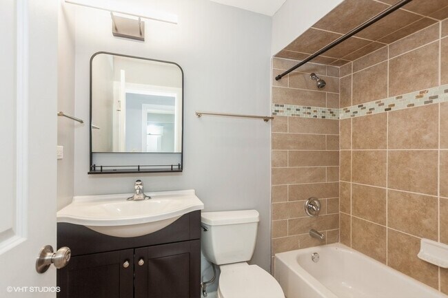 Building Photo - 2242 Country Club Dr