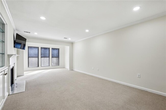 Building Photo - 24308 Plantation Dr NE