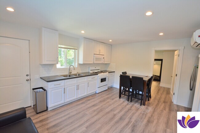 Building Photo - 5955 Hillview Park Ave