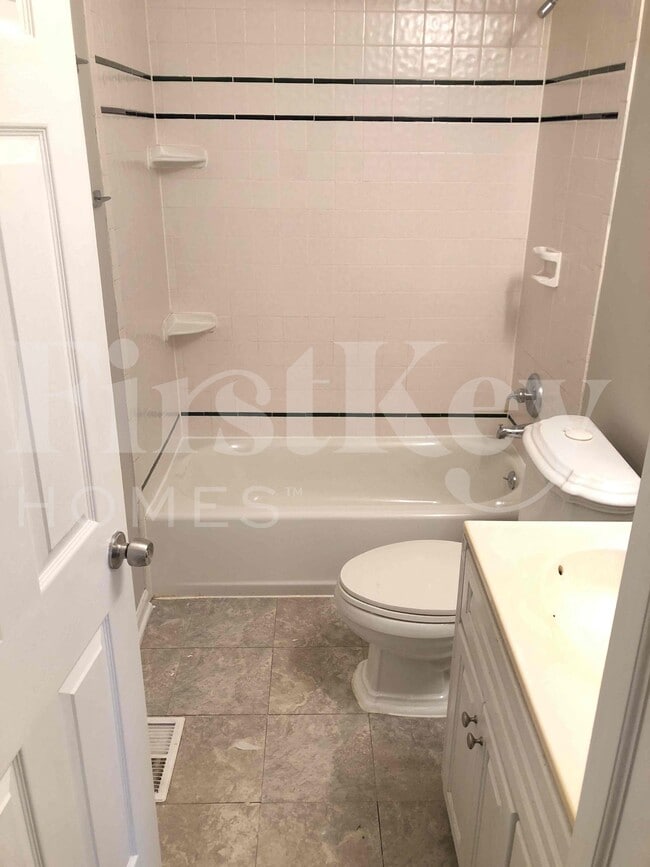 Building Photo - 127 Saugatuck Rd