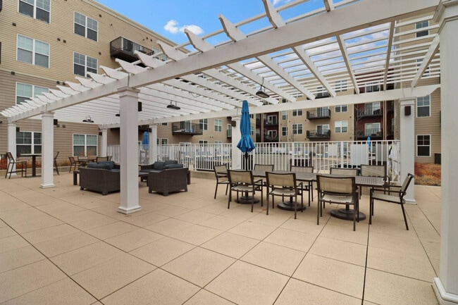 Building Photo - 255 N Addison Ave