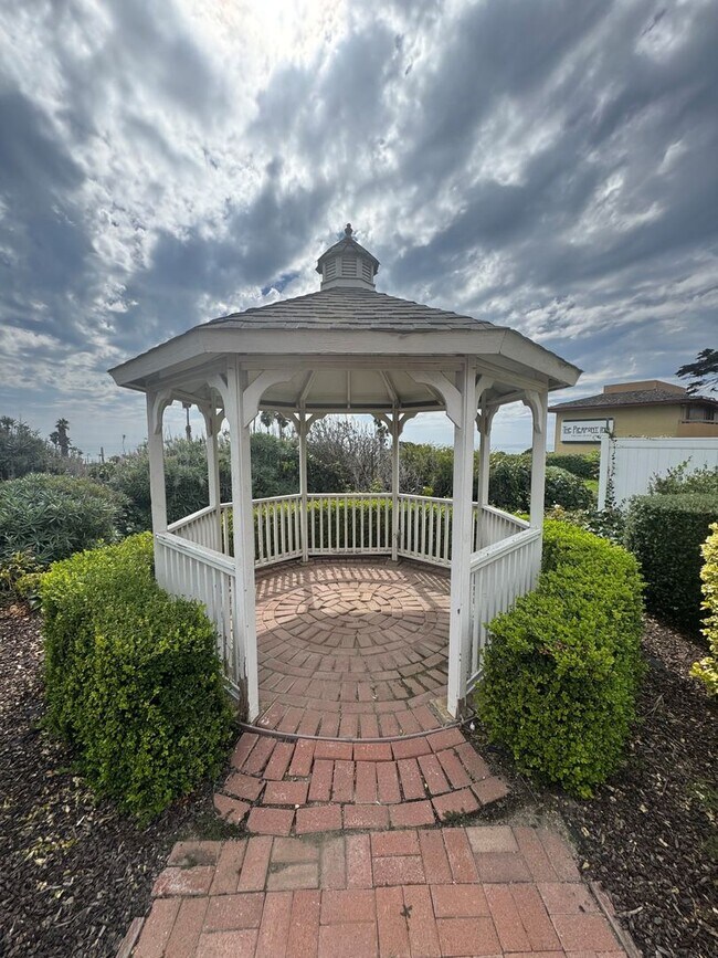 Building Photo - Gorgeous Hillside Ventura Home with Ocean ...