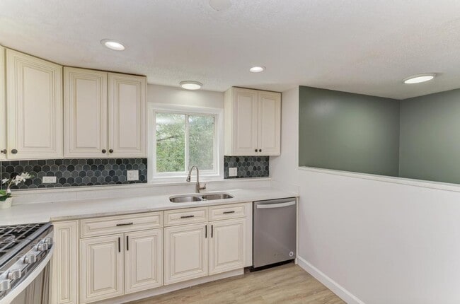 Building Photo - 1549 Revere Cir