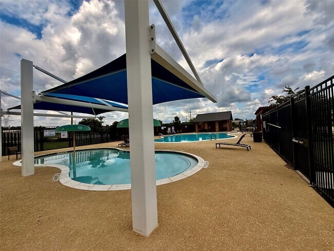 Building Photo - 1009 Cushing Dr