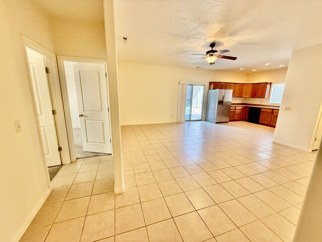 Building Photo - Spacious & Sunny Home in Quiet Hurricane N...