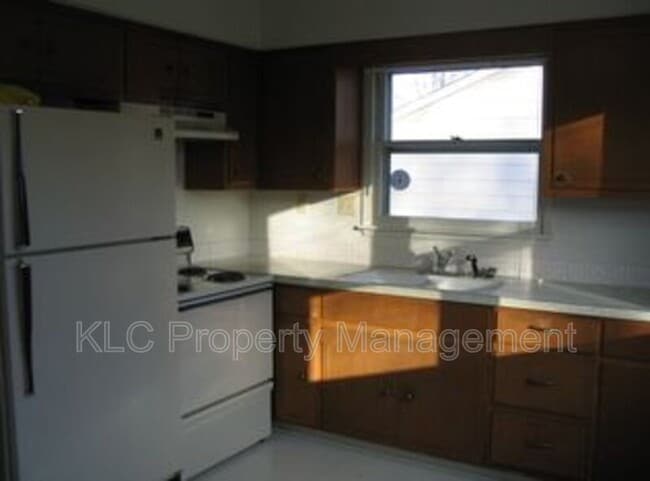 Building Photo - 627 3rd St