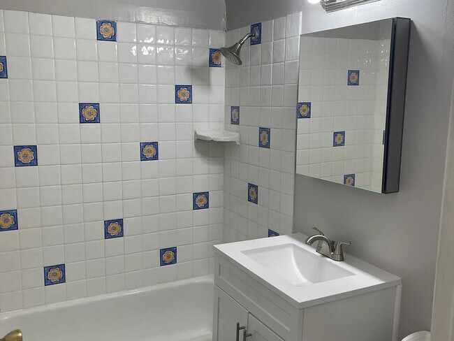 Building Photo - 20 Manor Dr