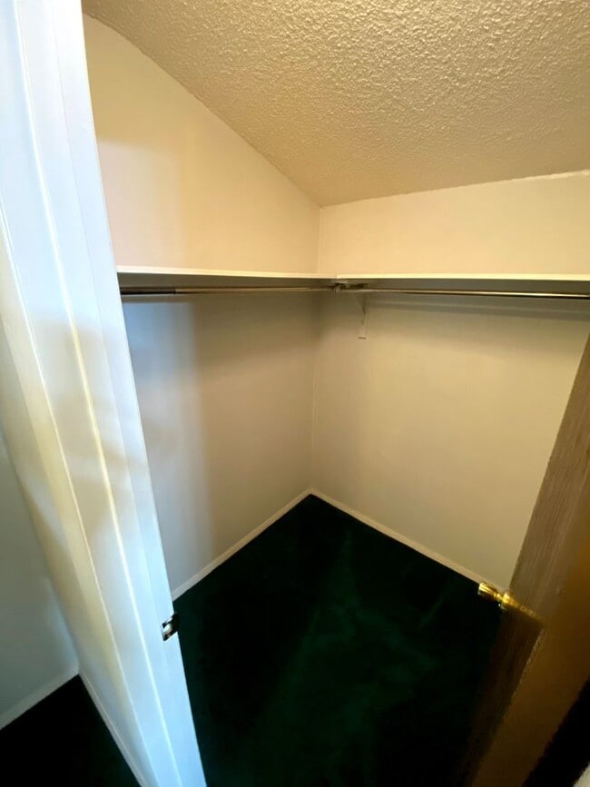 Building Photo - 3 Bedroom, 1.5 Bathroom Townhouse Next to High School and Middle School