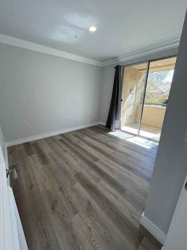 Building Photo - Amazing upgraded penthouse level unfurnish...