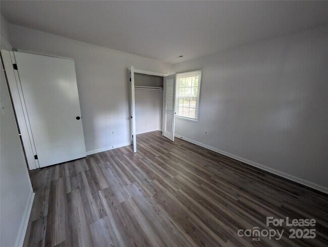 Building Photo - 6542 Rosecran Dr