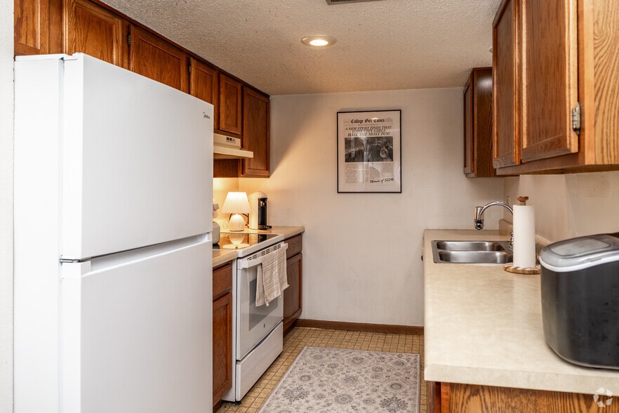 3BR, 1BA - 1,100SF - Kitchen - Newton Pointe Apartments