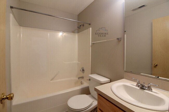 Building Photo - 3 Bedroom, 2 Bath Home in Kennewick