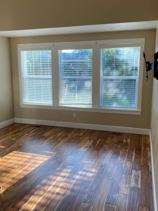 Building Photo - Prime Location - 3Bdrm / 2 Bath House - Wa...