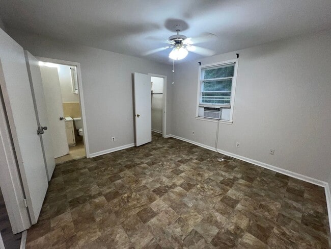 Building Photo - 4 bedroom  2 bathroom single family home