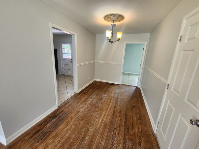 Building Photo - Beautiful 3 bedroom 1 bath with attached g...