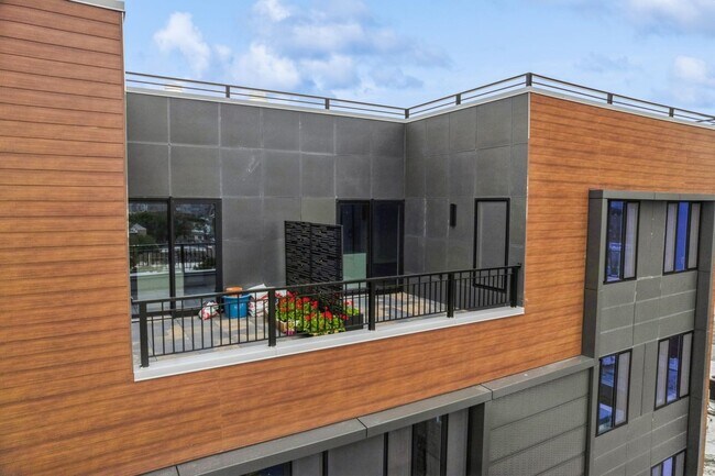 Building Photo - 6810 Polk St