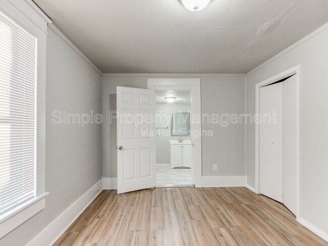 Building Photo - 730 N Louisa Ave