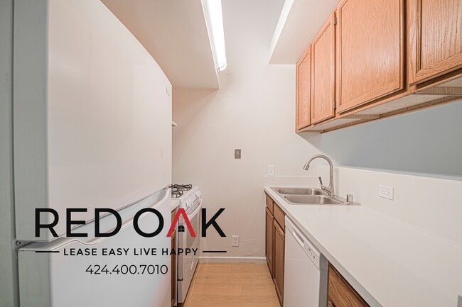 Building Photo - 4651 Cahuenga Blvd