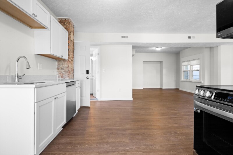 Building Photo - 1277 W 67th St