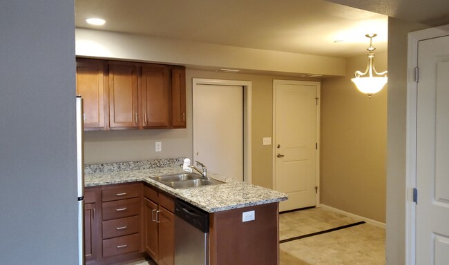 Building Photo - Newer 2BR/2.5BA in Englewood Condo