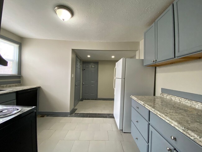 Building Photo - Beautiful 2 bedroom and 1 bath, 2 story ho...