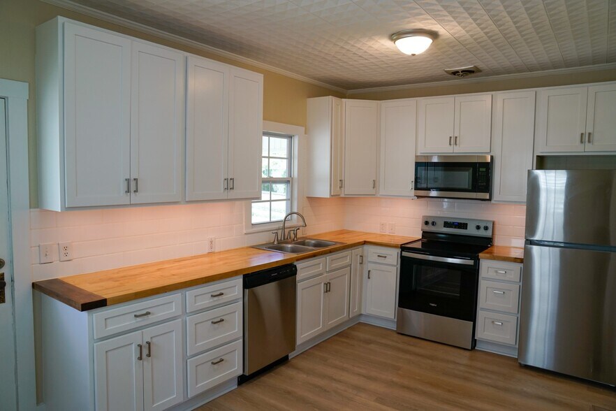Kitchen1 - 1403 Debow St