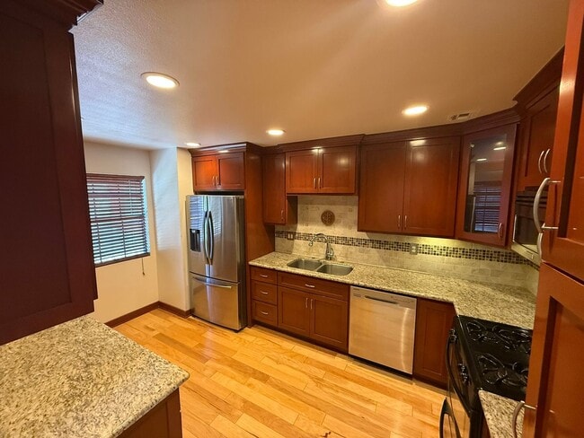 Building Photo - Amazing South Pasadena Condo in Prime Location!