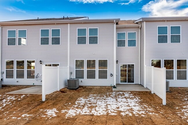 Building Photo - AVAILABLE NOW, Beautiful Home in Greer wit...