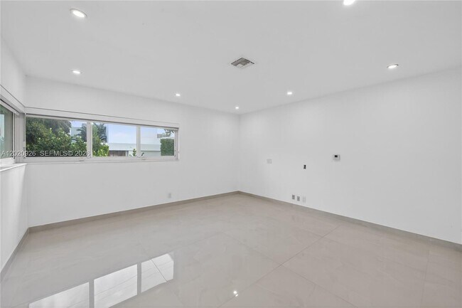 Building Photo - 1101 S Shore Dr