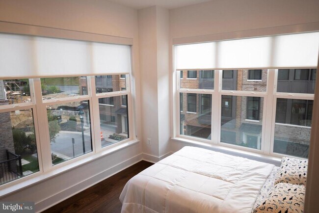 Building Photo - 5343 Zenith Overlook