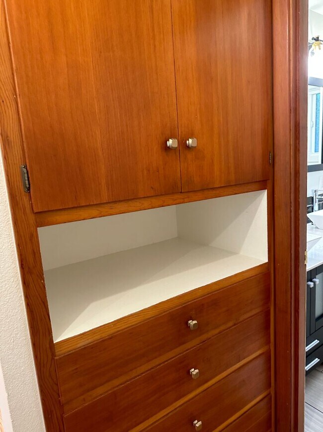 Building Photo - GORGEOUS RANCH STYLE HOME ON HUGE MANICURED LOT IN GARDEN HOME IN SW PORTLAND