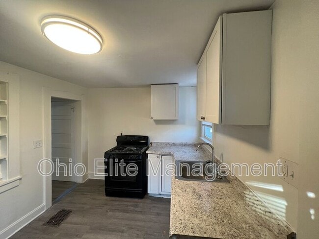 Building Photo - 898 E 13th Ave