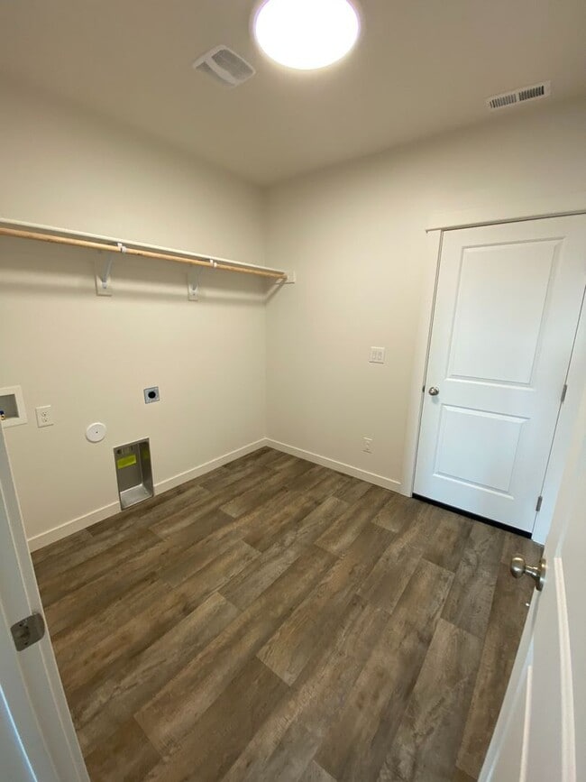 Building Photo - SINGLE FAMILY RANCHER ON ARROW LEAF (APP#146)