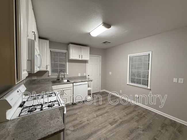 Building Photo - 203 W Knoxville St