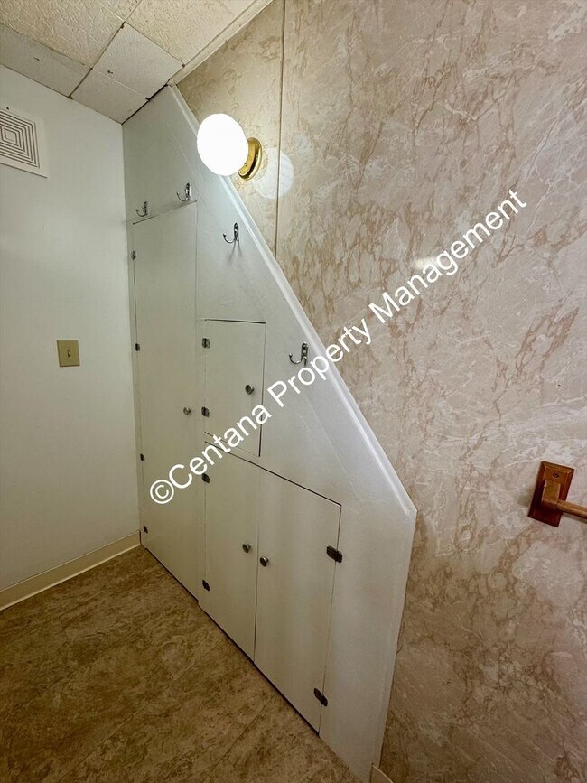 Building Photo - Huge 3 bedroom house with 2 bonus rooms an...