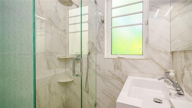 Building Photo - 320 Polk St