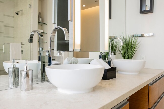 Building Photo - Luxurious premium corner unit nearly 1600 ...