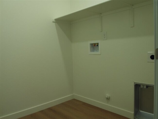 Building Photo - 1348 Kensington Dr