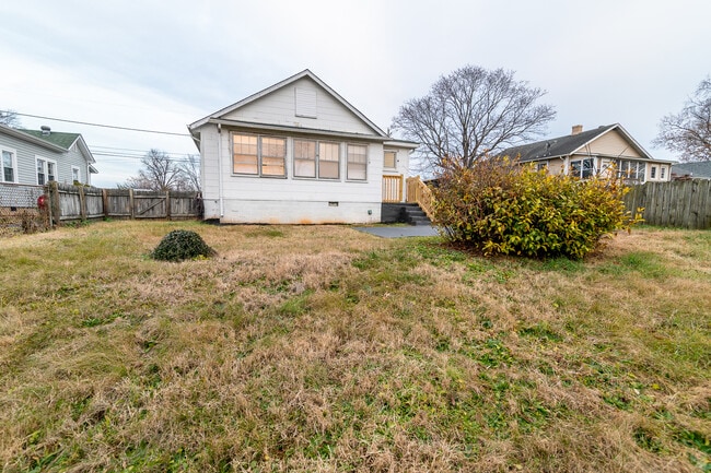 Building Photo - 527 Eldon St