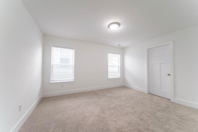 Building Photo - 916 Sparrow Ln