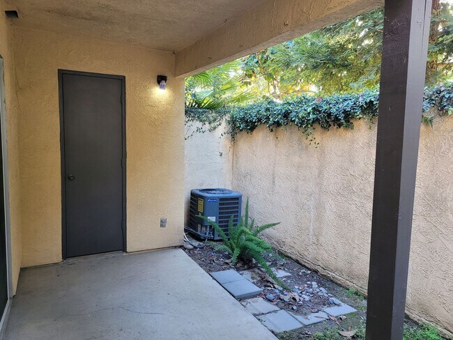 Building Photo - 2 Bedroom 1.5 Bath Condo - HOA community i...