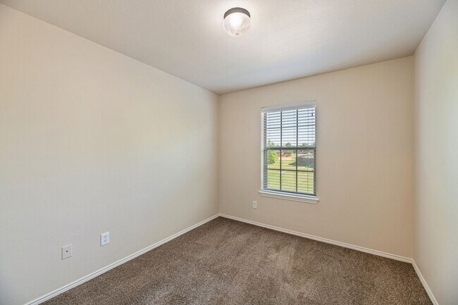 Building Photo - AVAILABLE NOW! Beautiful 3 Bedroom Duplex located in Lavon,Texas!