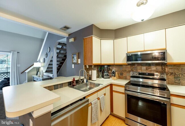 Building Photo - 1012 Foxmeadow Dr