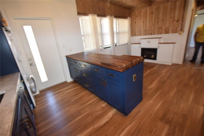 Building Photo - 1918 Sunset Ln